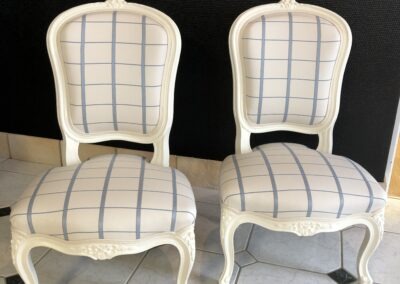 une paire de chaises tissus à carreaux